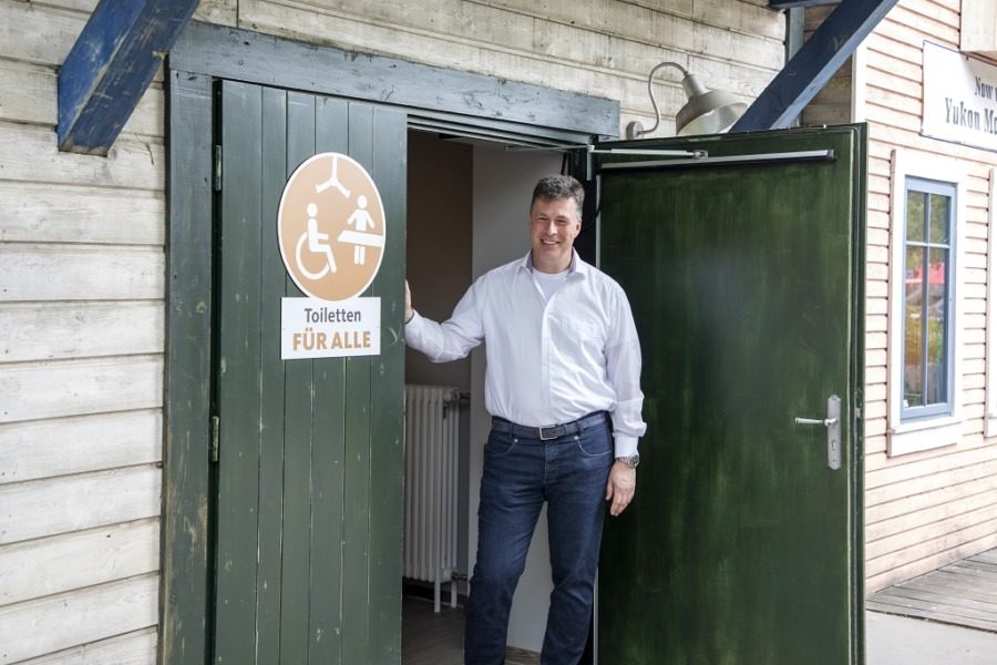 "Toilette für alle": (vo.li.) Sanitärraum für pflegebedürftige Menschen im Erlebnis-Zoo Hannover