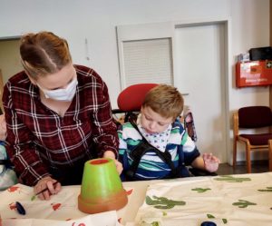 Basteln beim Freizeittreff mit behinderten Kindern in Niedersachsen
